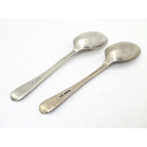 265 - A pair of silver teaspoons with crossed golf club and ball decorations to handles. Hallmarked Sheffi... 