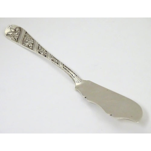 270 - A Victorian silver butter knife, hallmarked London 1895    7