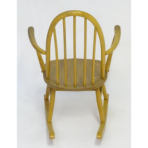 1568 - Vintage retro, mid-century: an Ercol Quaker model 428 rocking chair, constructed of elm and beech, 3... 