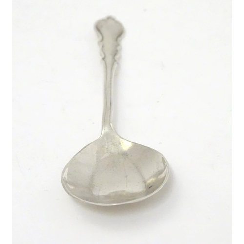 286 - A silver jam / preserve spoon, hallmarked London 1921.  4 3/4