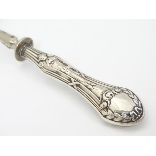 311 - A Continental silver handled server. Import hallmarks for Birmingham 1908. Approx. 7