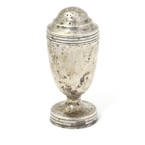 315 - A Victorian silver pepperette / muffineer raised on circular base, hallmarked London 1895, maker Gol... 