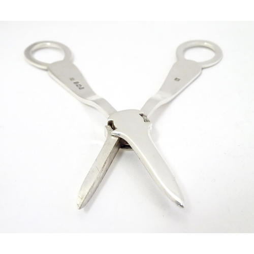 321 - Silver grape shears, hallmarked Sheffield 1907, maker Robert Pringle. 6 1/2