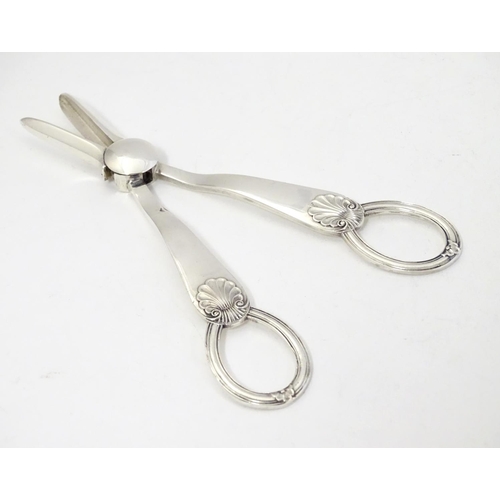 321 - Silver grape shears, hallmarked Sheffield 1907, maker Robert Pringle. 6 1/2