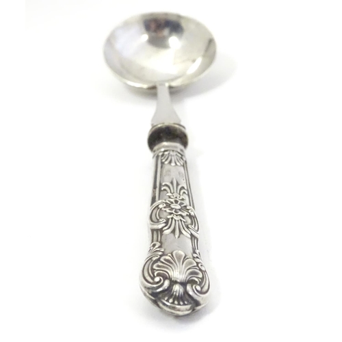 348 - A silver handled king's pattern jam / preserve spoon  with circular silver plated bowl. The handle h... 