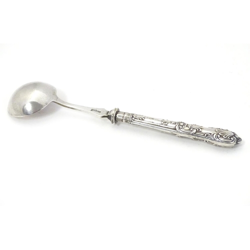 348 - A silver handled king's pattern jam / preserve spoon  with circular silver plated bowl. The handle h... 