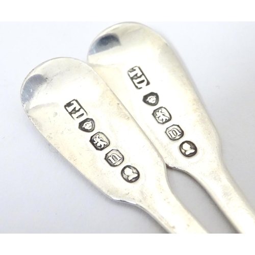 359 - A pair of Geo IV silver fiddle pattern salt spoons. Hallmarked London 1828 maker Thomas Dicks. Appro... 