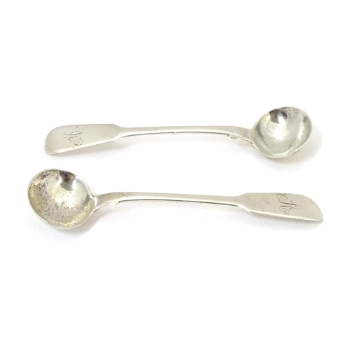 359 - A pair of Geo IV silver fiddle pattern salt spoons. Hallmarked London 1828 maker Thomas Dicks. Appro... 