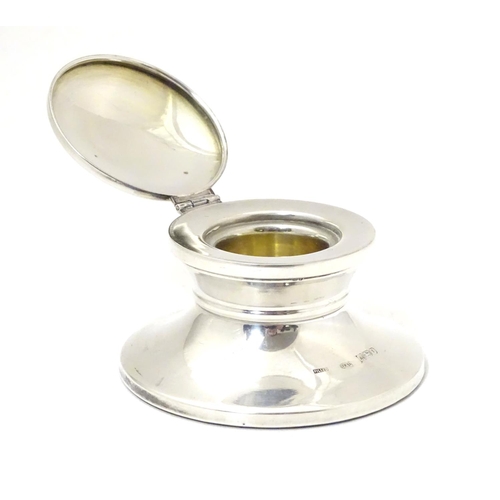 370 - A silver inkwell of capstan form hallmarked Birmingham 1983 maker W I Broadway & Co  1 1/2