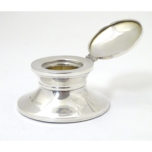 370 - A silver inkwell of capstan form hallmarked Birmingham 1983 maker W I Broadway & Co  1 1/2