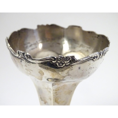 389 - A silver bud vase, hallmarked Chester 1915. 7