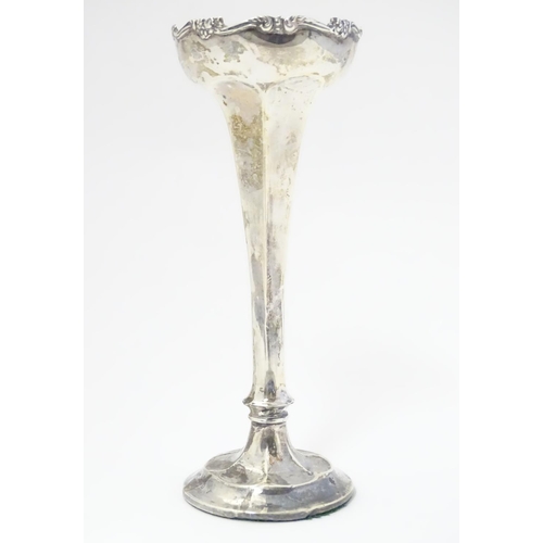 389 - A silver bud vase, hallmarked Chester 1915. 7