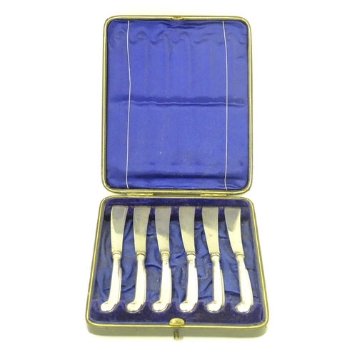 392 - A cased set of six silver pistol-grip handled tea knives. Hallmarked Sheffield 1907 maker Martin, Ha... 