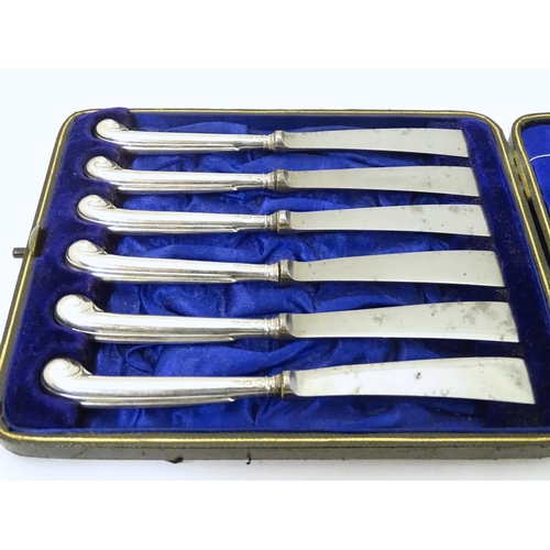 392 - A cased set of six silver pistol-grip handled tea knives. Hallmarked Sheffield 1907 maker Martin, Ha... 