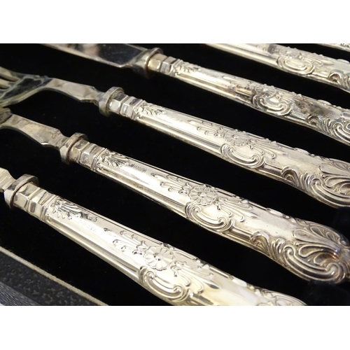 393 - A cased 6-place set of silver handled fish eaters with servers. The handles hallmarked Sheffield 193... 