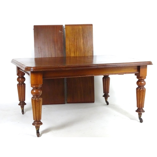 1368 - A late 19thC mahogany dining table, having a moulded edge above four turned tapering legs with reede... 