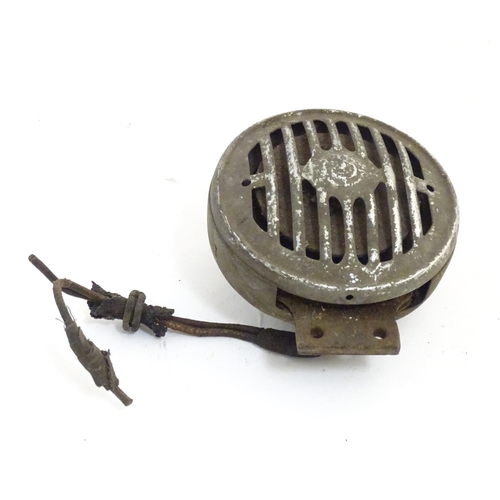 1354 - Vintage cars, motoring: an early 20thC car horn, 5 3/8