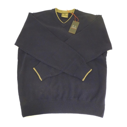 2028 - Sporting / Country pursuits: A Musto shooting V neck jumper in navy. Size XXL, new with tags, chest ... 