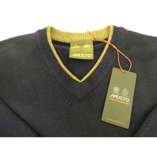 2028 - Sporting / Country pursuits: A Musto shooting V neck jumper in navy. Size XXL, new with tags, chest ... 