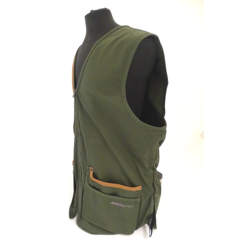 2029 - Sporting / Country pursuits: A Musto skeet vest / clay shooting gilet in green. Size XXL, new with t... 