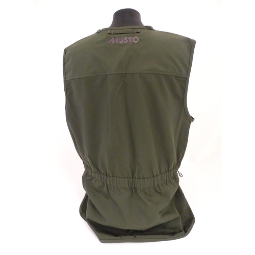 2029 - Sporting / Country pursuits: A Musto skeet vest / clay shooting gilet in green. Size XXL, new with t... 