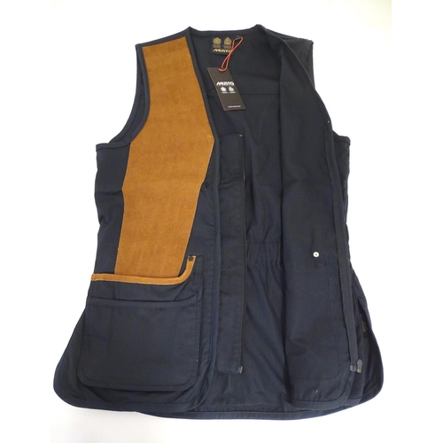 2030 - Sporting / Country pursuits: A Musto skeet vest/ clay shooting gilet in navy. Size S, new with tags,... 