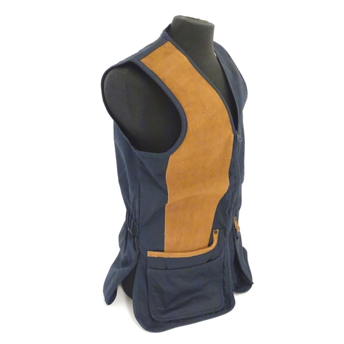 2030 - Sporting / Country pursuits: A Musto skeet vest/ clay shooting gilet in navy. Size S, new with tags,... 