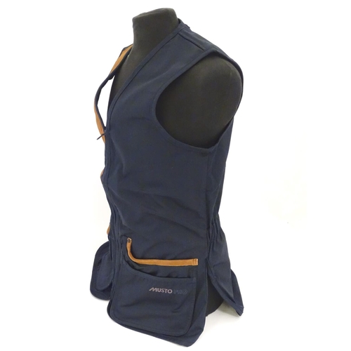 2030 - Sporting / Country pursuits: A Musto skeet vest/ clay shooting gilet in navy. Size S, new with tags,... 