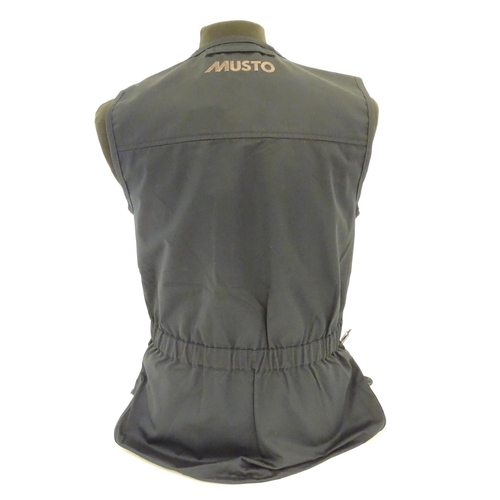 2030 - Sporting / Country pursuits: A Musto skeet vest/ clay shooting gilet in navy. Size S, new with tags,... 