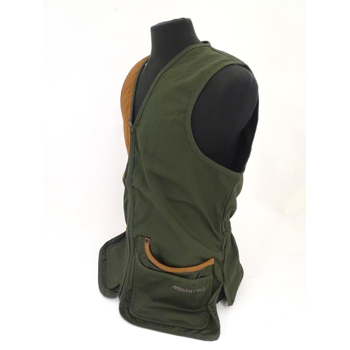 2031 - Sporting / Country pursuits: A Musto skeet vest / clay shooting gilet in green. Size M, new with tag... 