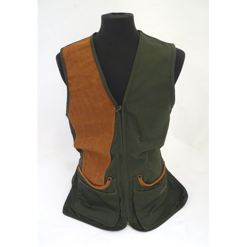 2032 - Sporting / Country pursuits: A Musto skeet vest / clay shooting gilet in green. Size M, new with tag... 