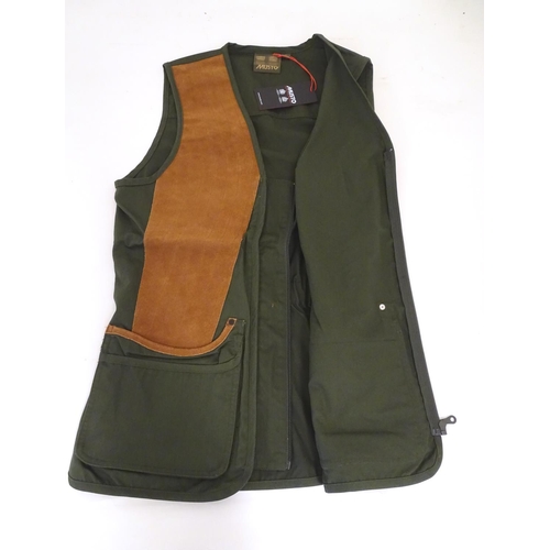 2032 - Sporting / Country pursuits: A Musto skeet vest / clay shooting gilet in green. Size M, new with tag... 