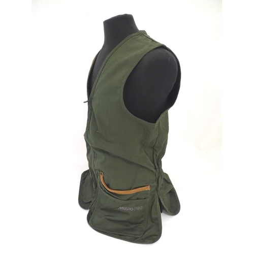 2032 - Sporting / Country pursuits: A Musto skeet vest / clay shooting gilet in green. Size M, new with tag... 