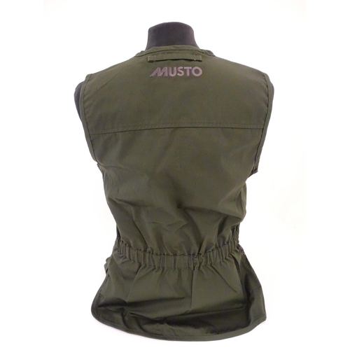 2032 - Sporting / Country pursuits: A Musto skeet vest / clay shooting gilet in green. Size M, new with tag... 