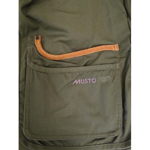 2032 - Sporting / Country pursuits: A Musto skeet vest / clay shooting gilet in green. Size M, new with tag... 