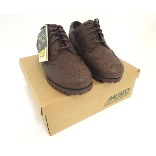 2037 - Sporting / Country pursuits: A pair of Musto, Gore-Tex brogues in dark brown, UK size 6, new with ta... 