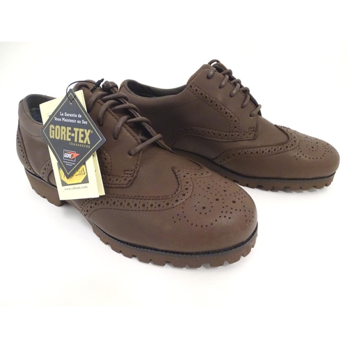 2037 - Sporting / Country pursuits: A pair of Musto, Gore-Tex brogues in dark brown, UK size 6, new with ta... 