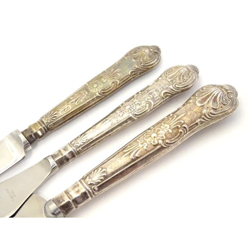 414 - Three silver handled Kings Pattern items: pie server and butter spreader hallmarked
Sheffield 1970 m... 