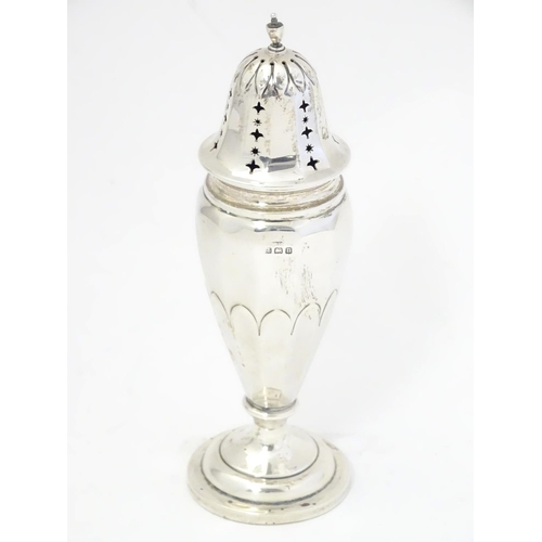 418 - A silver sugar shaker / caster. Hallmarked Birmingham 1912 maker Gorham Manufacturing Co. Approx. 6 ... 