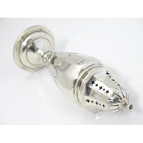 418 - A silver sugar shaker / caster. Hallmarked Birmingham 1912 maker Gorham Manufacturing Co. Approx. 6 ... 