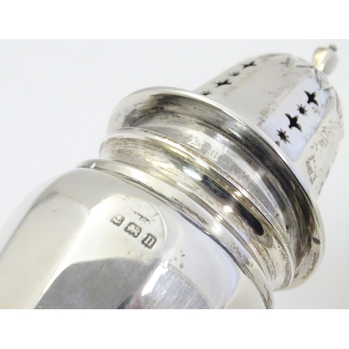 418 - A silver sugar shaker / caster. Hallmarked Birmingham 1912 maker Gorham Manufacturing Co. Approx. 6 ... 