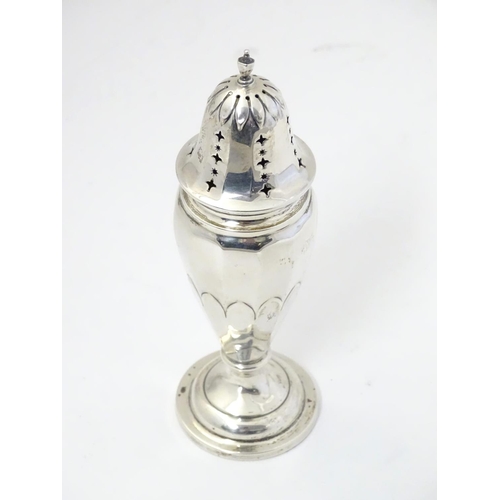 418 - A silver sugar shaker / caster. Hallmarked Birmingham 1912 maker Gorham Manufacturing Co. Approx. 6 ... 