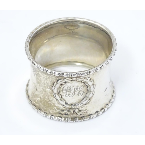 426 - A silver napkin ring with laurel chaplet decoration hallmarked Birmingham 1923, maker Docker and Bur... 