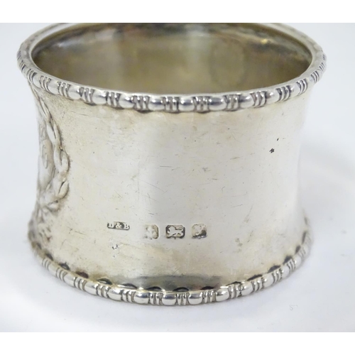 426 - A silver napkin ring with laurel chaplet decoration hallmarked Birmingham 1923, maker Docker and Bur... 