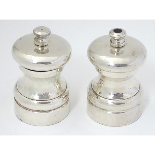 428 - Mid to late 20thC salt and pepper mills / grinders, marked under Peter Piper. Approx. 2 3/4