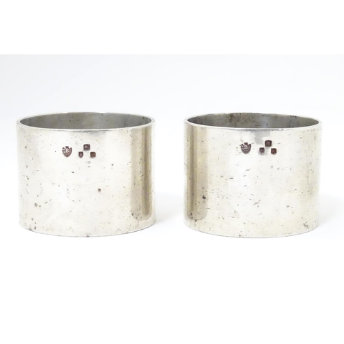 433 - A pair of Victorian silver napkin rings, hallmarked London 1899, maker Edward Barnard & Sons Ltd. (2... 