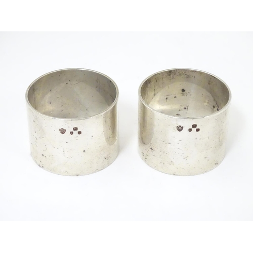 433 - A pair of Victorian silver napkin rings, hallmarked London 1899, maker Edward Barnard & Sons Ltd. (2... 