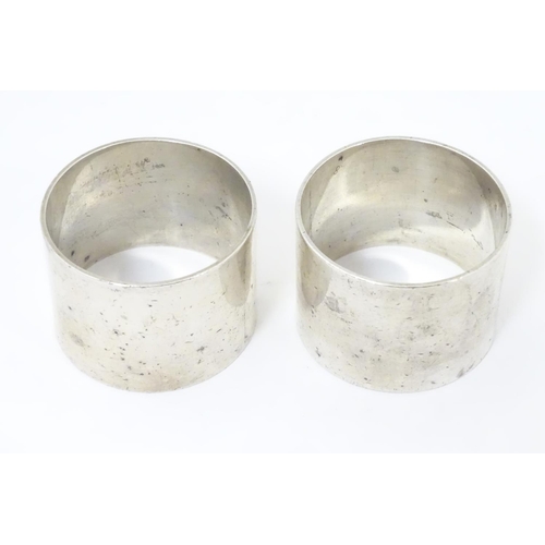 433 - A pair of Victorian silver napkin rings, hallmarked London 1899, maker Edward Barnard & Sons Ltd. (2... 