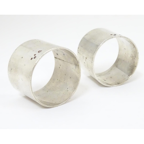 433 - A pair of Victorian silver napkin rings, hallmarked London 1899, maker Edward Barnard & Sons Ltd. (2... 