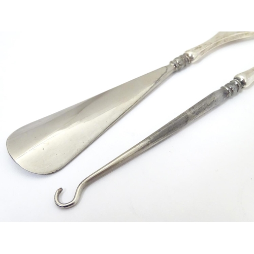 439 - A silver handled shoe horn and a silver handled lace / button hook. Both hallmarked Birmingham 1913 ... 